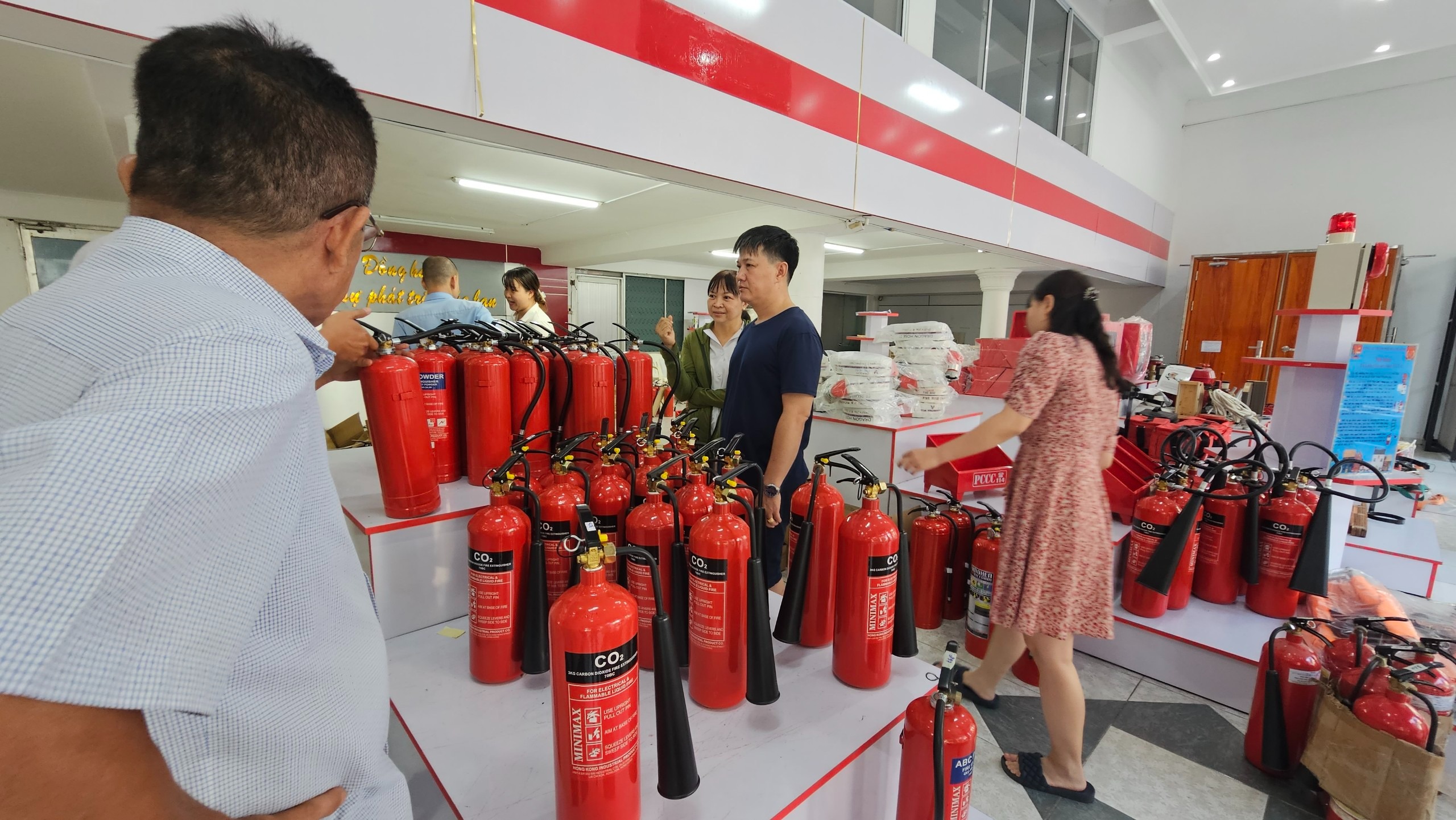 Việc lựa chọn thiết bị PCCC cần đánh giá kỹ giá thành và chế độ bảo hành của nhà cung cấp