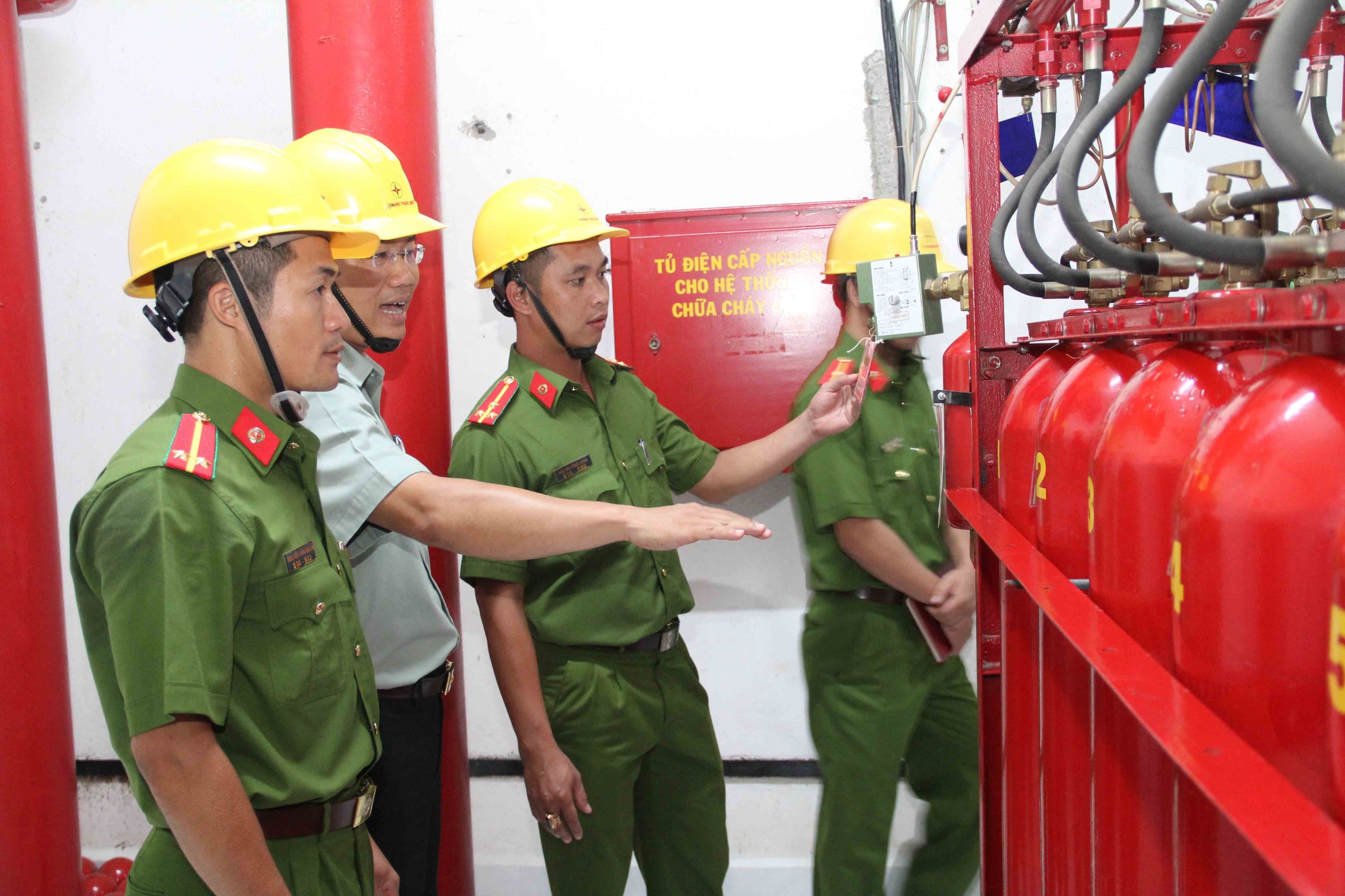 Thiết bị PCCC là các công cụ, máy móc chuyên dụng dùng để phòng và chữa cháy hiệu quả